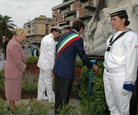  sotto lo sguardo della madrina  Signora Graziella Todaro,il C.V. Renato Battelli e il Sindaco di Carrara Angelo Zubbani depongono la corona in onore dei caduti del